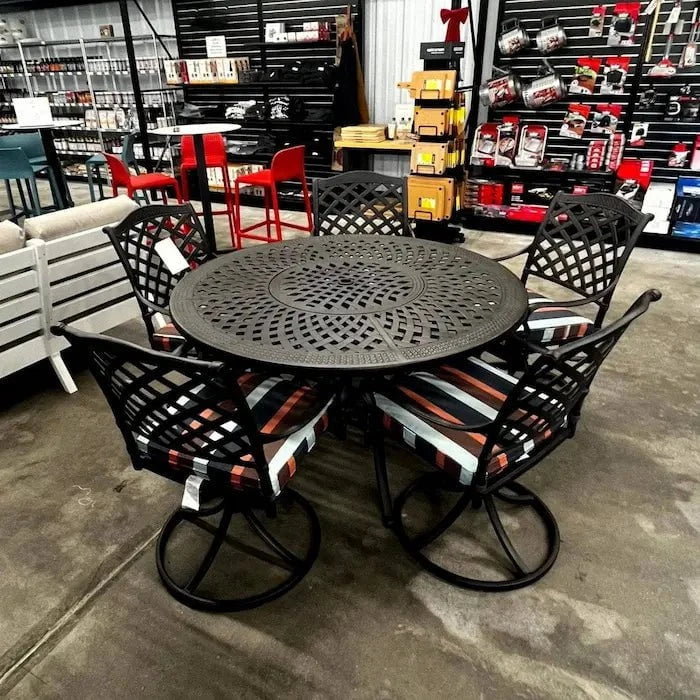 Local Special, Hanamint Berkshire 54" Round Dining Set in Desert Bronze, Seats 5